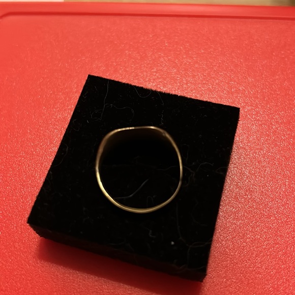 A flat face ring. - Picture 2 of 3